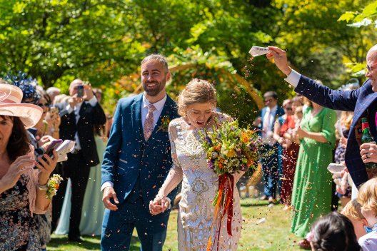 Wedding couple showered with Confetti in the Botanical Gardens